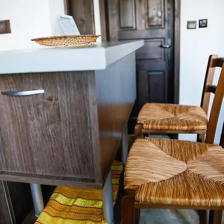 Three Houses Leşten