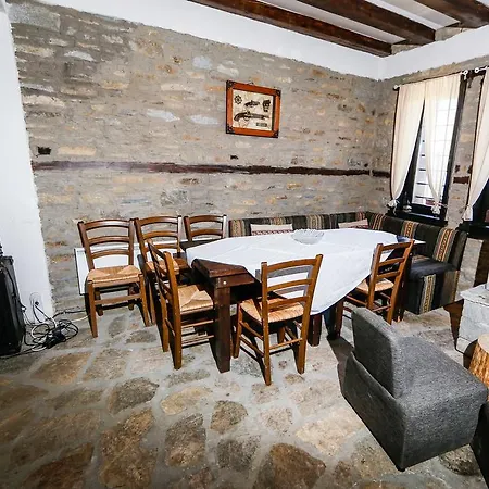Casă la țară Three Houses *