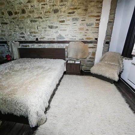 Three Houses Leşten