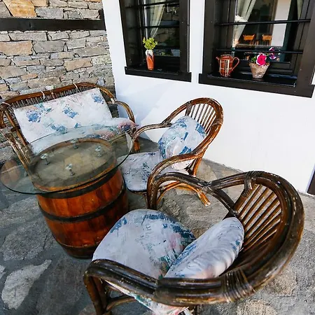 Three Houses Leşten