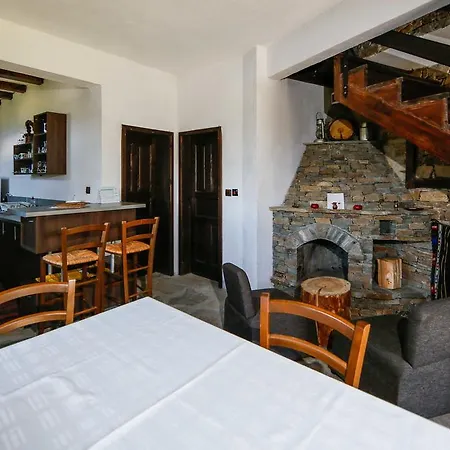 Three Houses Leşten