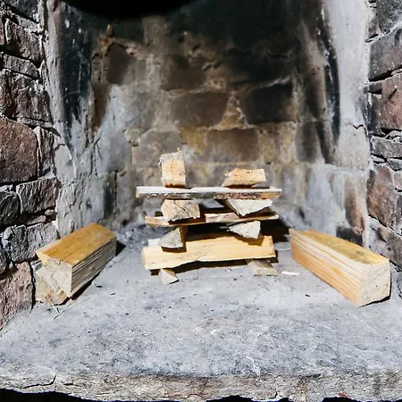 Three Houses Leşten