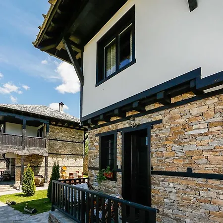 Three Houses Leşten