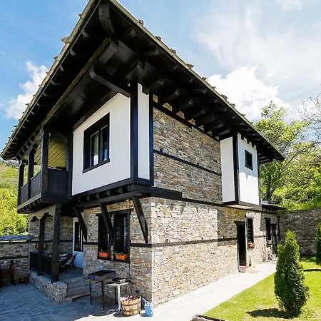 Casă la țară Three Houses *