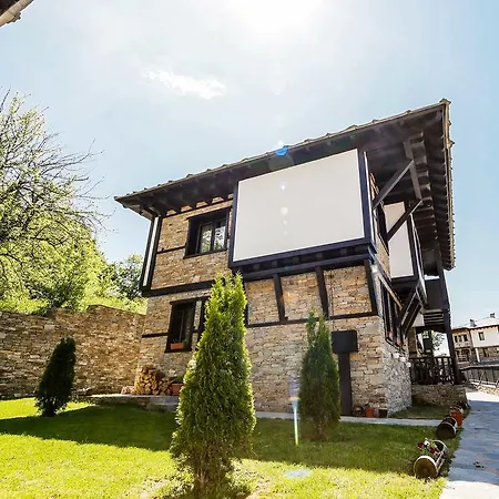 Three Houses Leşten