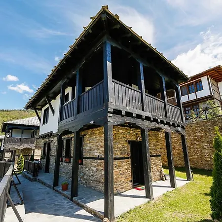 Three Houses Leşten