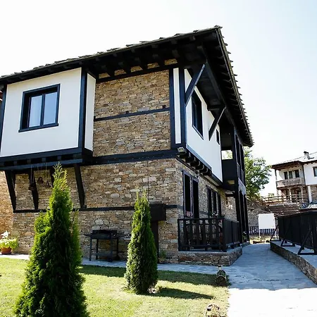 Three Houses Leşten