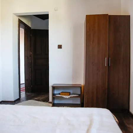Three Houses Leşten
