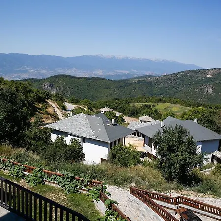 Three Houses Leşten