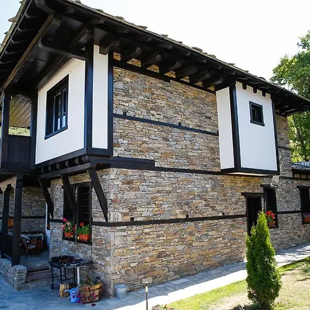 Three Houses Leşten