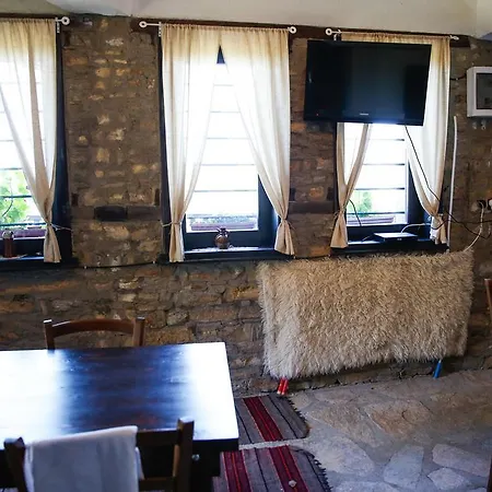 Three Houses Leşten